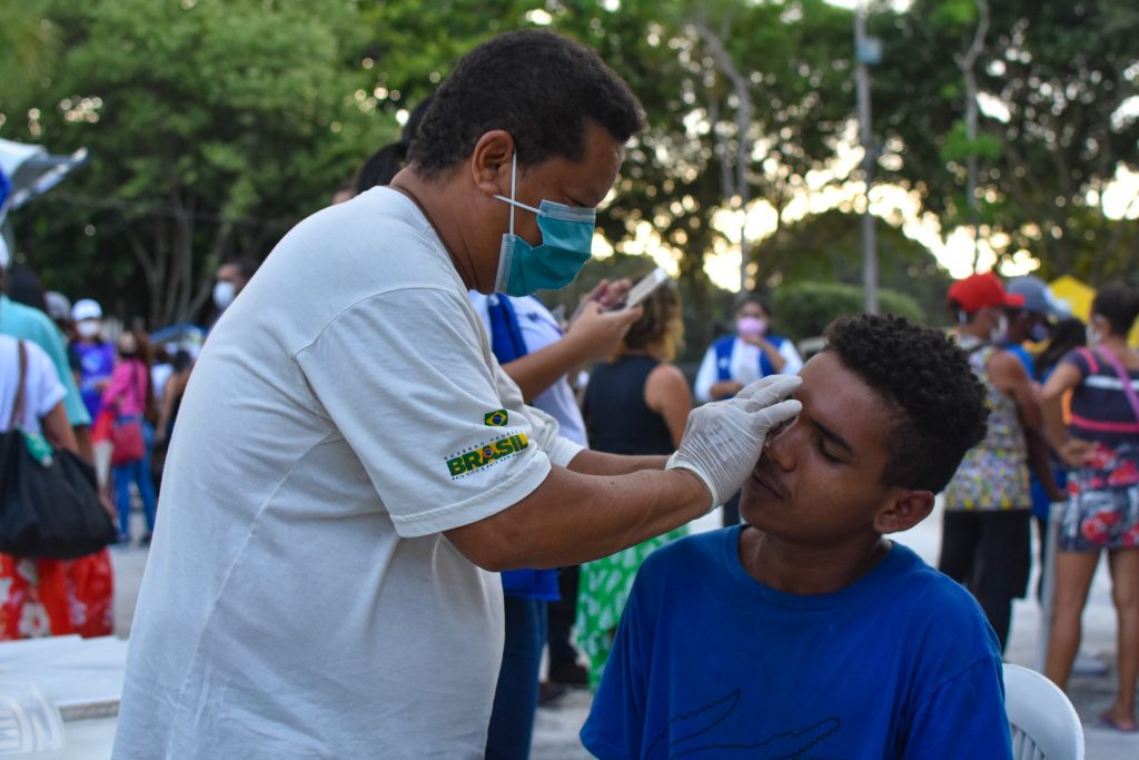 Wesley Santos recebe atendimento do Consultório na Rua durante a ação social integrada